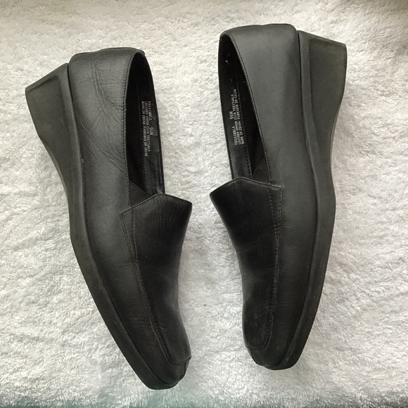 Women's Black Leather Loafers - Picture 3 of 6